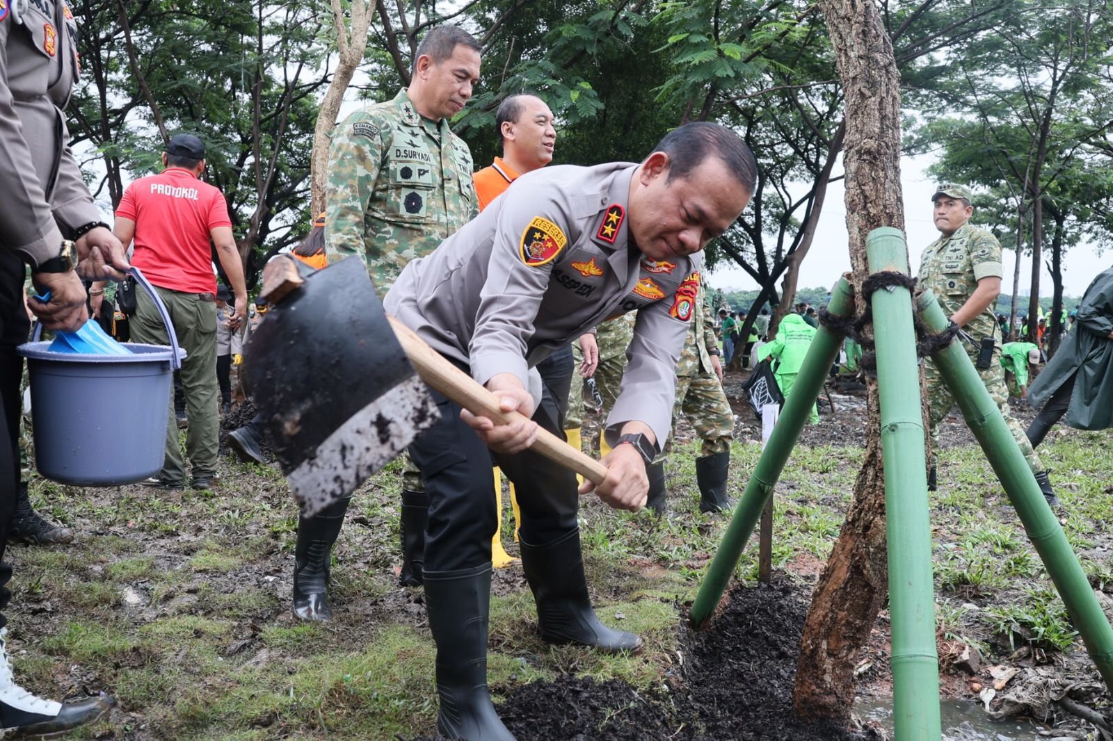 Berita Polisi : Sebuah Kolaborasi TNI-Polri-Warga Jakarta bersih-bersih Waduk Cincin Papanggo; Pangdam dan Kapolda Turun Langsung.